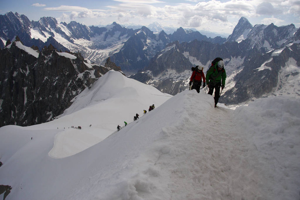 Mont Blanc tırmanma alpinists  - Fotoğraf, Görsel