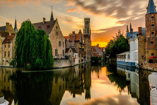 Bruges cityscape su kanalı ile  - Fotoğraf, Görsel