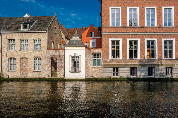 Brugge stadsgezicht met water aquaduct  - Foto, afbeelding