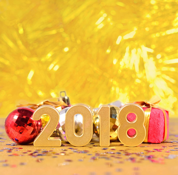 2018 year golden figures and Christmas decorations - Foto, Imagen