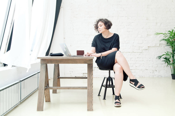 asztalnál ülő női modell - Fotó, kép