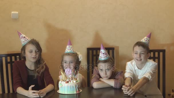 Kinder langweilen sich auf Geburtstagsfeier. Geburtstagstorte für kleines Geburtstagskind - Filmmaterial, Video