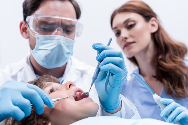 odontólogos examinando pacientes dientes
 - Foto, Imagen