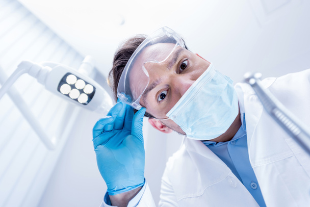 Dentista con taladro dental
 - Foto, Imagen