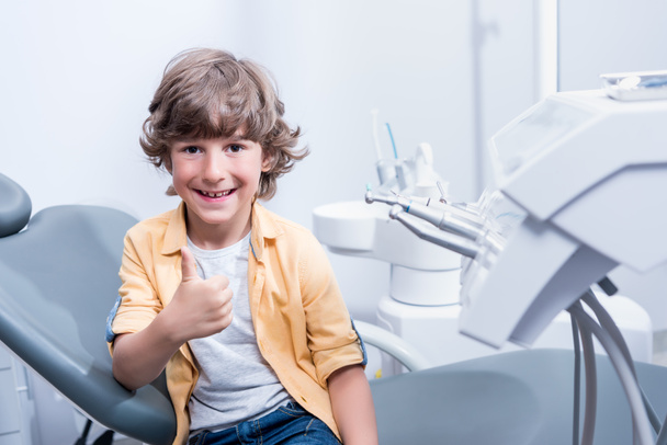niño en clínica dental
 - Foto, Imagen