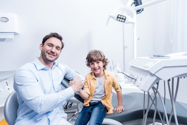 dentist and boy in dental clinic - Foto, afbeelding
