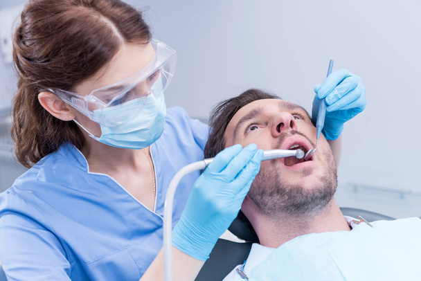 dentist curing patients teeth - Φωτογραφία, εικόνα