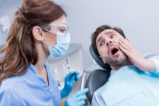 Dentiste et patient effrayé
 - Photo, image