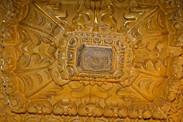 Внутренняя часть базилики Бом-Иисуса (до 1605 года) содержит гробницу святого Фра
 - Фото, изображение