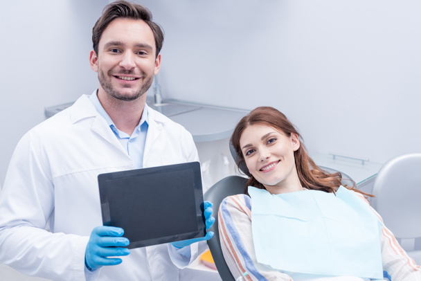 paciente y dentista con comprimido
 - Foto, Imagen