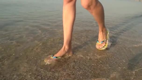 Legs walking in slow-mo, seashore. - Footage, Video