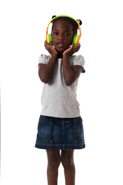 Musiikki ja teknologia käsite. Afrikkalainen ihana pieni tyttö kuulokkeet
 - Valokuva, kuva
