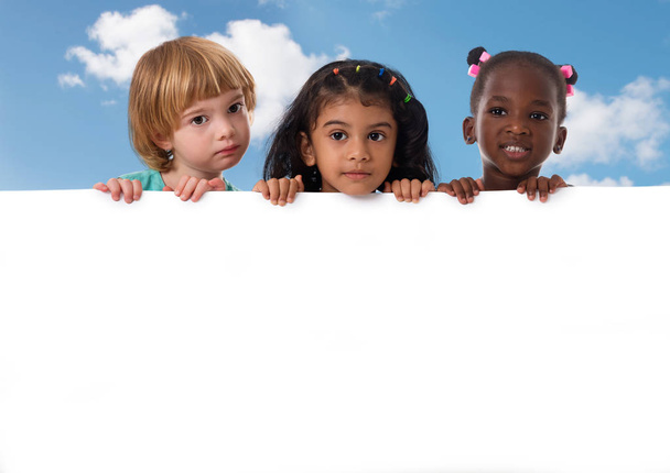Többnemzetiségű gyerekek portré fehér tábla, csoport. - Fotó, kép