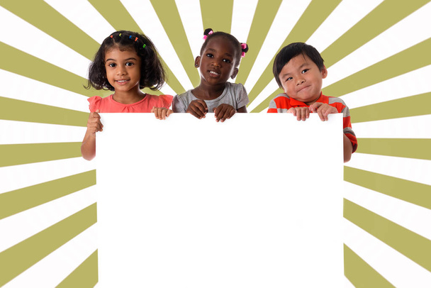 Grupa portret wielorasowe dzieci z biały deska. Na białym tle - Zdjęcie, obraz