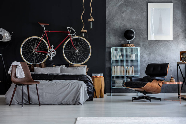 Bedroom with bicycle - 写真・画像