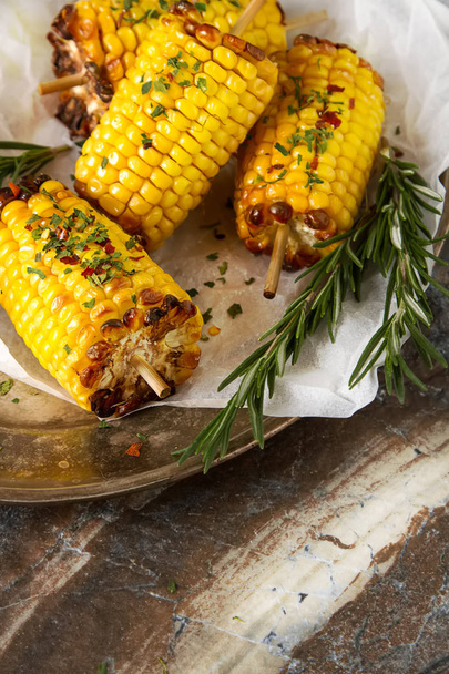 Corn grilled with salt and spices. Dark background. Fast food in - Foto, Imagen