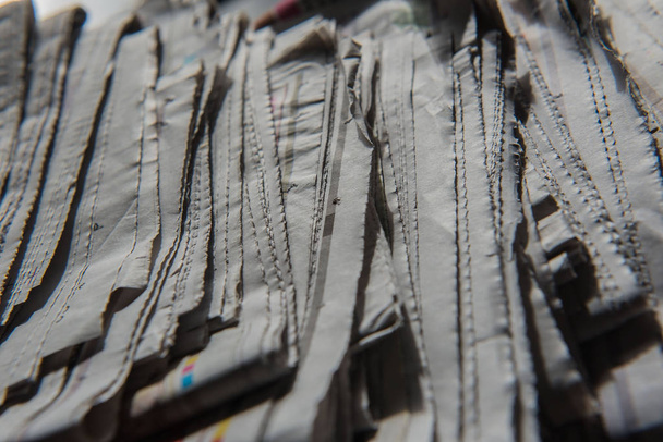 Closeup gestapelde en opgestapelde omhoog kranten voor achtergrond - Foto, afbeelding