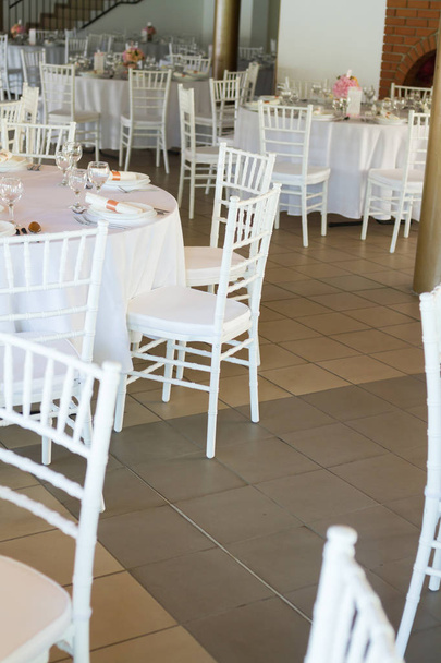 détail de chaises blanches, décoration de mariage fantaisie
 - Photo, image