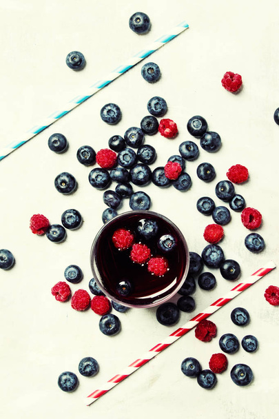 Berry juice with blueberries and raspberries - Foto, immagini