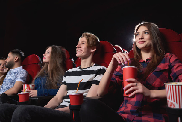 Группа людей, наслаждающихся кино в кинотеатре
 - Фото, изображение