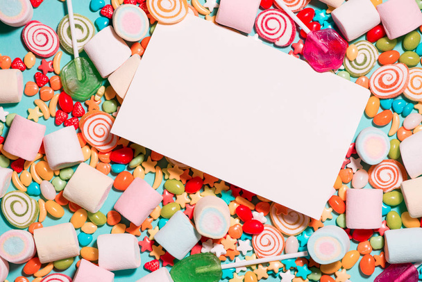 marshmallow, lecca-lecca, gelatine e carta bianca
  - Foto, immagini