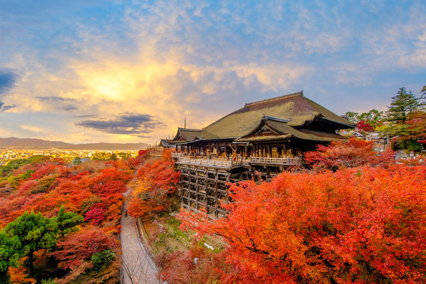 Kiyomizu-dera Kiotossa, Japanissa
 - Valokuva, kuva
