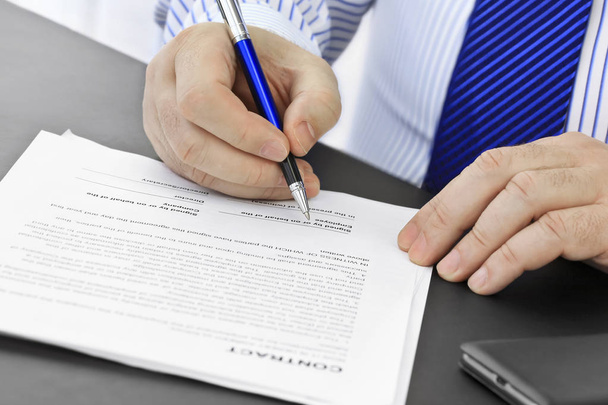 Signing a Contract - Фото, изображение