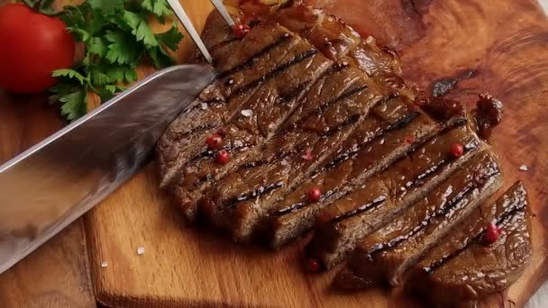 Biefstuk op het bord snijden met een mes slow motion - Video