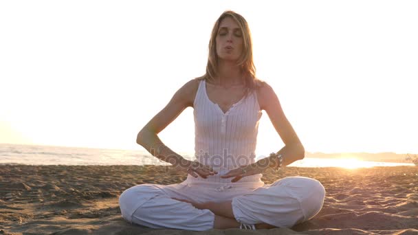 Yoga na praia ao pôr do sol: sukhasana posição
 - Filmagem, Vídeo