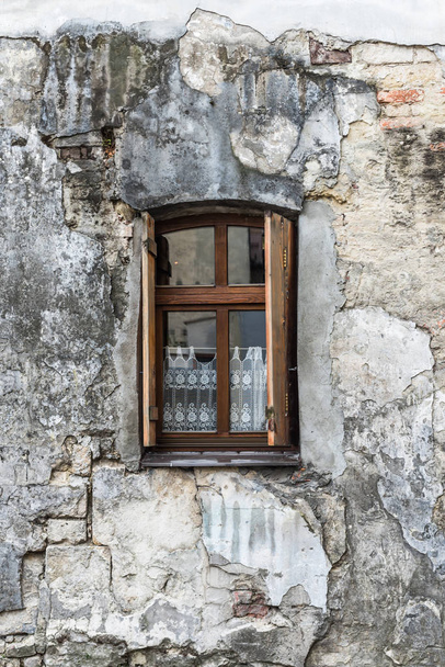 Vieja ventana en la pared antigua
 - Foto, imagen