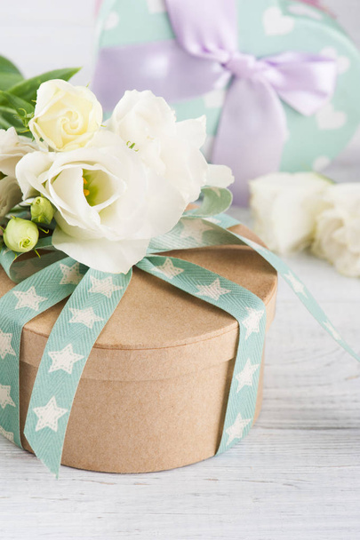 Cajas de regalo y arco, flores
 - Foto, imagen