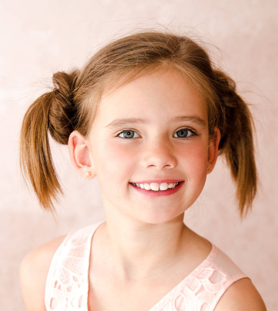 Portrét rozkošný usmívající se malé radostné holčičky - Fotografie, Obrázek