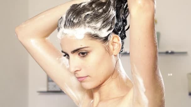 Leuke mooie vrouw haar wassen met shampoo lacht om camera 180fps slow motion closeup - Video