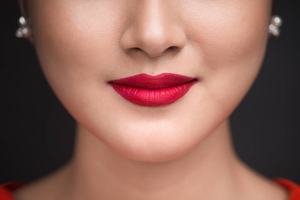 lèvres femelles avec rouge à lèvres rouge - Photo, image