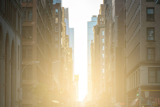 La lumière du soleil brille dans les rues bondées de New York
 - Photo, image