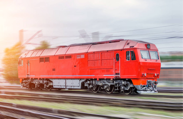 Nowoczesny diesel lokomotywa pociągu kolei w ruchu prędkość, prace manewrowe - Zdjęcie, obraz