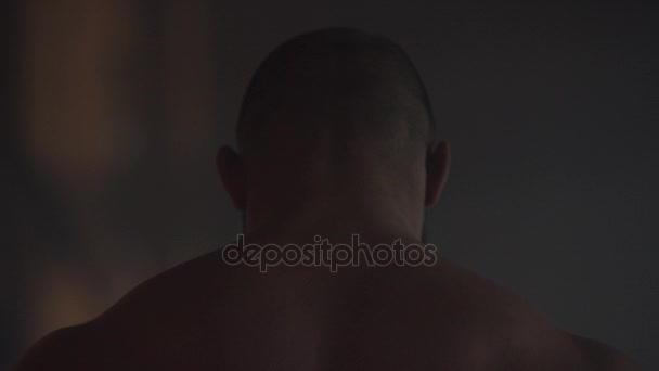 Muscular man go to blur back view. Muscular mans back. Bodybuilder showing his muscular back - Filmati, video