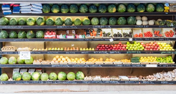Řádky z čerstvého ovoce a zeleniny v rohu trhu v nových Yo - Fotografie, Obrázek