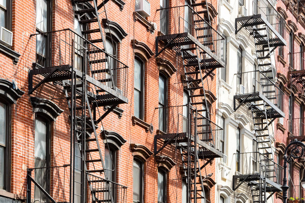 New York City styl bytových domů vnější pohled s windo - Fotografie, Obrázek