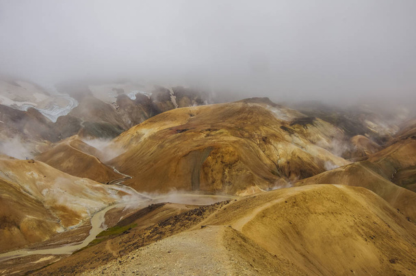 Kerlingarfjoll или The Ogress 'Mountains, вулканическая горная цепь, расположенная в высокогорье Исландии. Пар изнутри земли
 - Фото, изображение