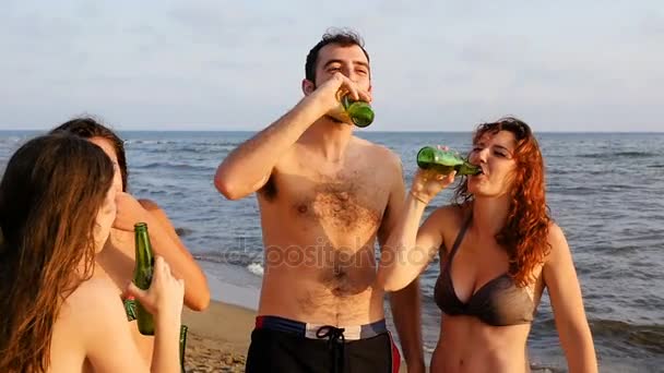 Η χαρά του καλοκαιριού: γέλιο φίλοι πίνουν μπίρα στην παραλία  - Πλάνα, βίντεο