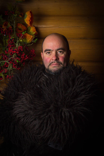 Guerrero, hombre calvo con barba y bigote en un abrigo de piel negro
 - Foto, imagen