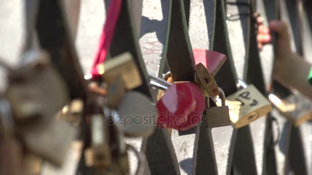 Αγάπη λουκέτα στη γέφυρα της Βενετίας - Πλάνα, βίντεο