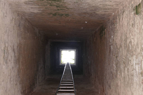 Tunel z schody do światła - Zdjęcie, obraz