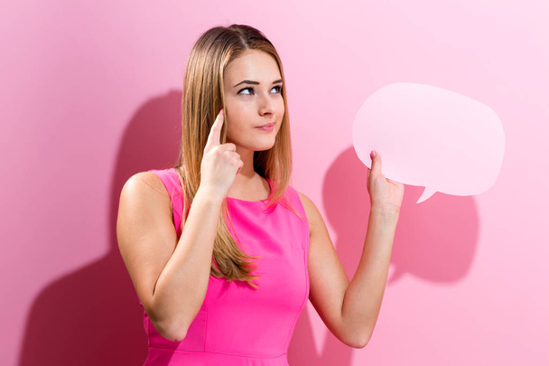 woman holding speech bubble - Foto, afbeelding