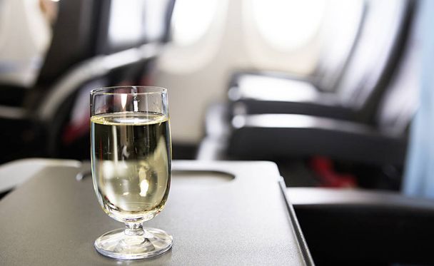 келих вина в літаку
 - Фото, зображення