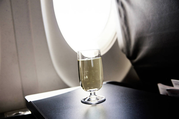 ποτήρι κρασί στο αεροπλάνο - Φωτογραφία, εικόνα