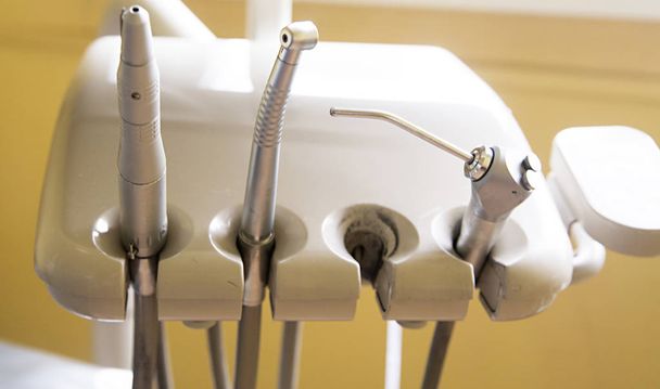 Instrumentos y herramientas dentales en un consultorio de dentistas
 - Foto, Imagen