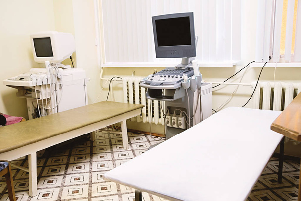 Інтер'єр медичної кімнати з ультразвуковим діагностичним обладнанням
 - Фото, зображення
