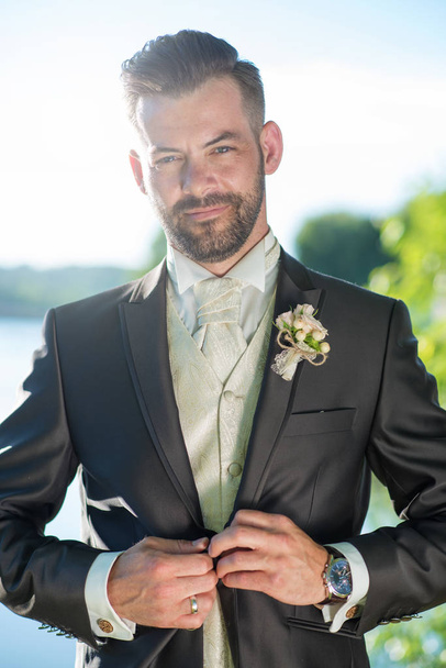 fashion groom in wedding suit - Foto, imagen